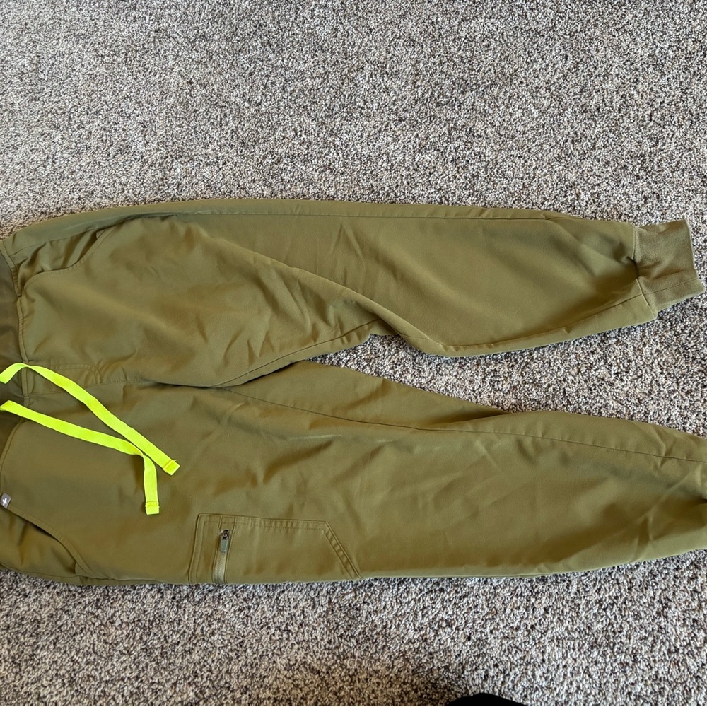 Figs Green Joggers with Elastic Waistband and Relaxed Fit